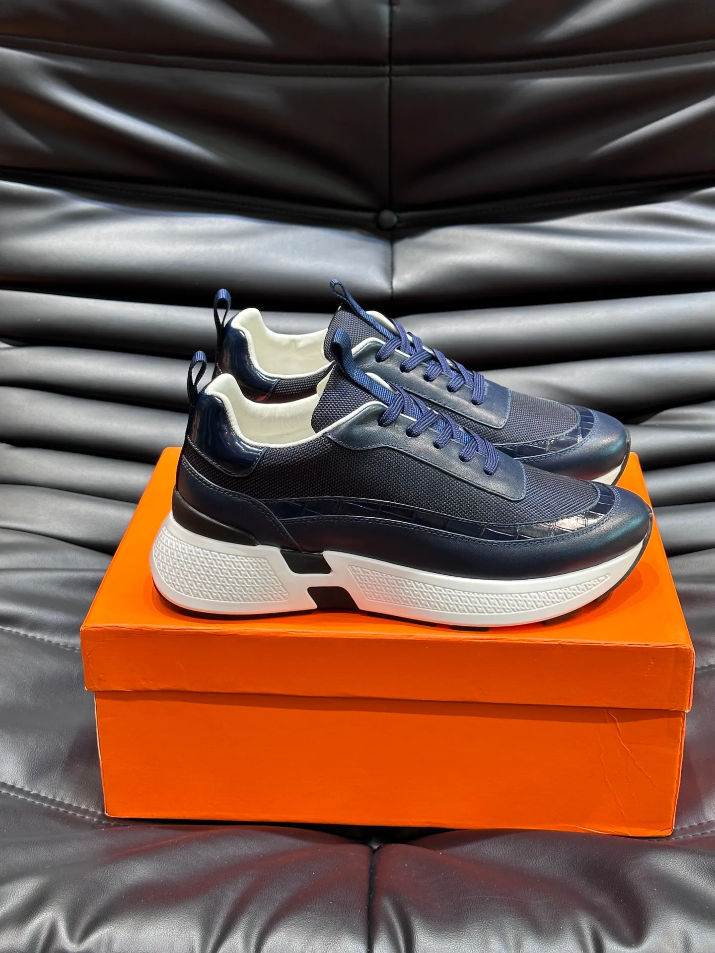 Factory price: 520💰HERMES/Hermes Hugo thick-soled sneakers are casual men's shoes. These sneakers are made of imported first-layer cowhide leather and breathable mesh design. The contrasting color design creates a dynamic and modern shape. The front end of the toe is decorated with natural-color rubber inlays, making it novel and fashionable. The texture is incomparable, with cowhide lining and cowhide foot pads, the upper foot is comfortable and breathable, and the rubber sole is decorated with geometric patterns and iconic "H" details. A very personal one! Size: 39-44 (customized at 38.45)